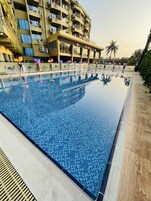 Piscina externa, espreguiçadeiras