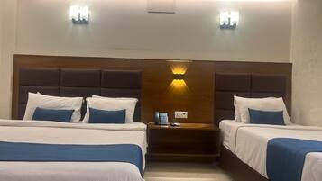 Standard Triple Room | Peralatan tempat tidur premium, meja, ruang kerja komputer riba