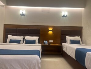 Chambre Triple Standard, plusieurs lits, vue ville | Literie de qualité supérieure, bureau