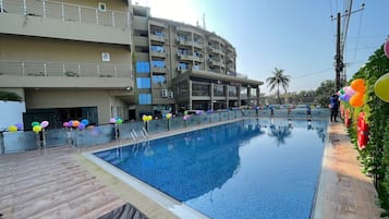 Piscina a l'aire lliure i gandules