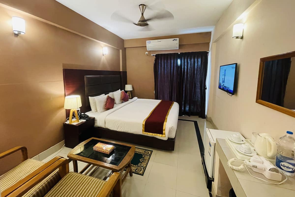 Deluxe Double Room, 1 Bedroom, Sea View | Premium bedding, desk, laptop workspace, blackout drapes