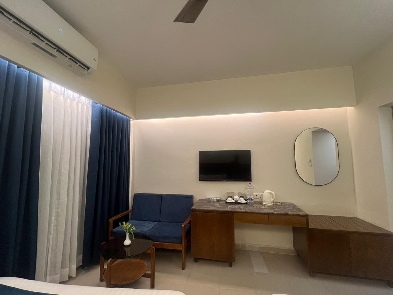 Deluxe Double Room, 2 Queen Beds, City View | Living area