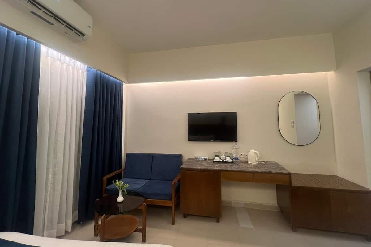 Deluxe Double Room, 2 Queen Beds, City View | Living area