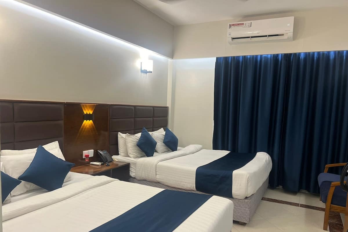 Family Double Room, 2 Queen Beds, Sea View