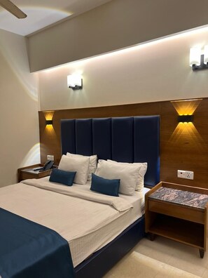 Standard Room | Premium bedding, desk, laptop workspace, blackout drapes