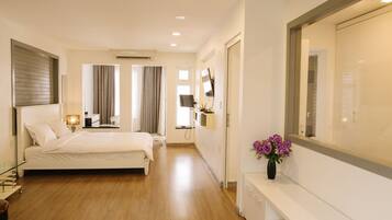 2 sovrum, värdeförvaringsskåp på rummet och skrivbord