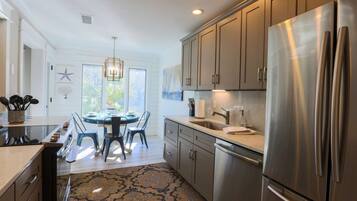 Réfrigérateur, micro-ondes, four, lave-vaisselle