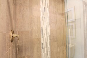 Een douche, een haardroger, zeep, shampoo