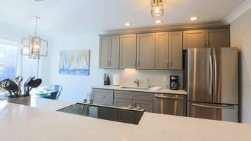 Réfrigérateur, micro-ondes, four, lave-vaisselle