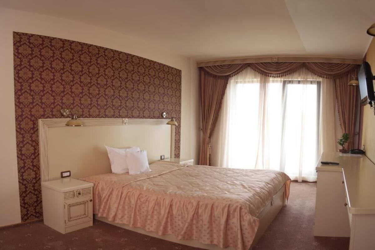 Deluxe Double Room | In-room safe, desk, laptop workspace, soundproofing
