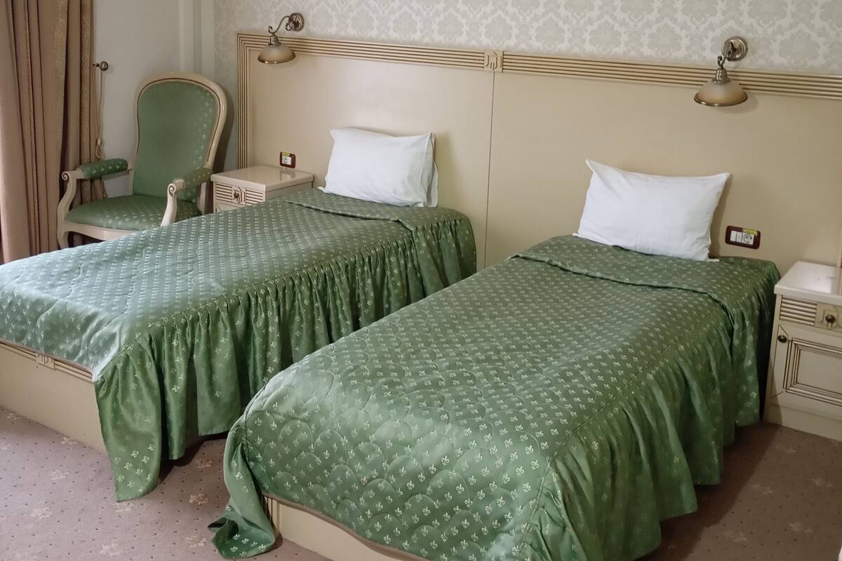 Deluxe Twin Room | In-room safe, desk, laptop workspace, soundproofing