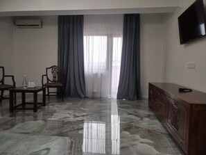 Studiosuite – deluxe | Safe på rommet, individuelt dekorert, individuelt innredet og skrivebord