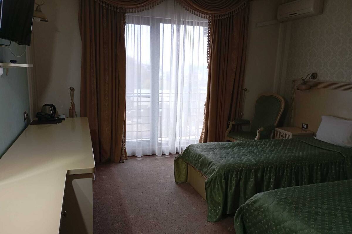 Deluxe driepersoonskamer | Een kluis op de kamer, individueel gedecoreerd, individueel gemeubileerd