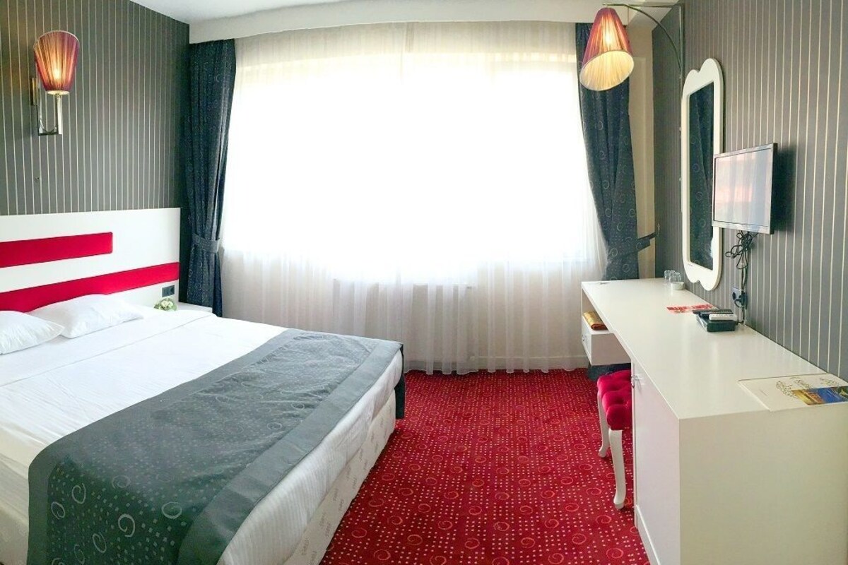 Desk, soundproofing, cribs (free), WiFi (free)