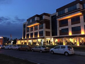 Façana frontal de l'allotjament (vespre/nit)