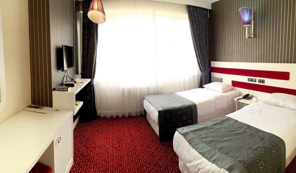Desk, soundproofing, free cribs/infant beds, free WiFi