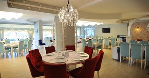 S'hi serveixen esmorzars, dinars i sopars 