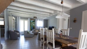 Un vaste espace de vie comprenant une table à manger, des chaises et un canapé.