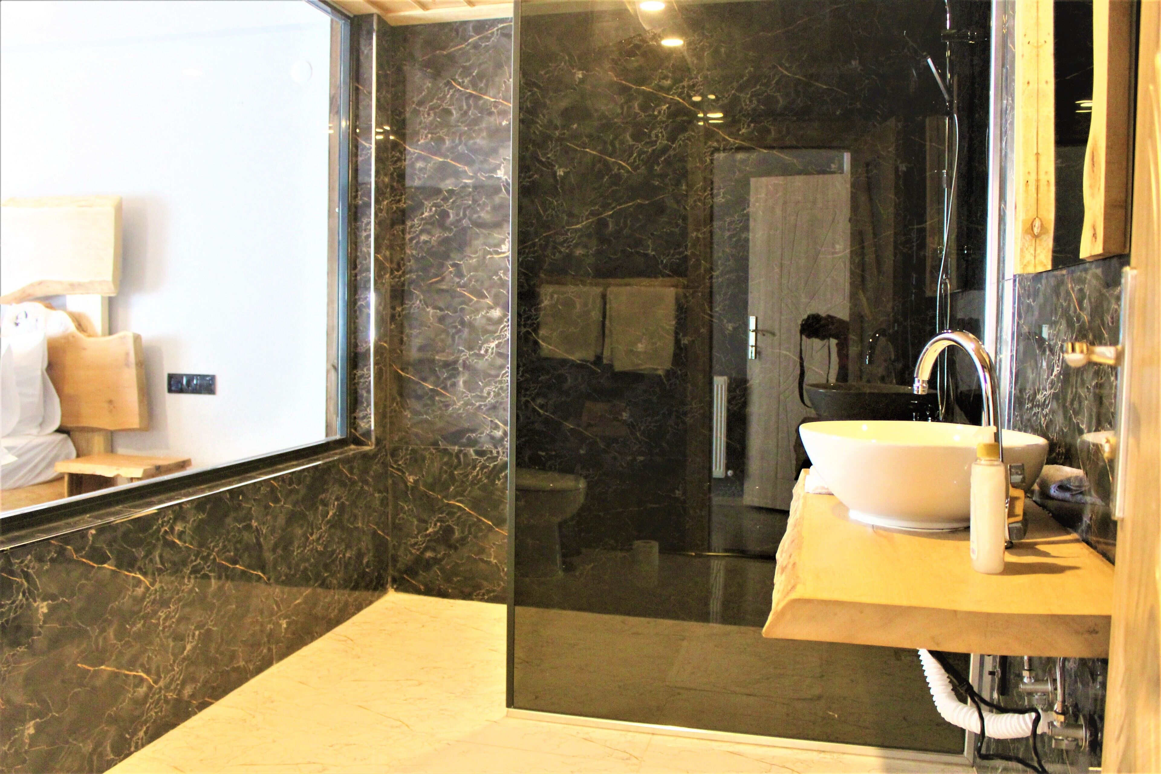Deluxe Room 1+1 | Bathroom | Shower, slippers, towels