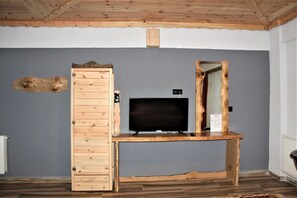 Een bureau, gratis wifi, beddengoed