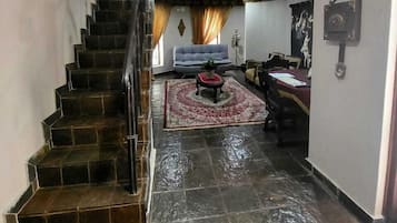 Royal suite (with Bath & Shower) | Een kluis op de kamer, individueel gedecoreerd, individueel gemeubileerd