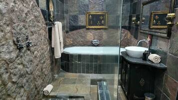 Chambre Exécutive (with Bath & Shower) | Salle de bain | Articles de toilette gratuits, sÚche-cheveux, serviettes fournies, savon