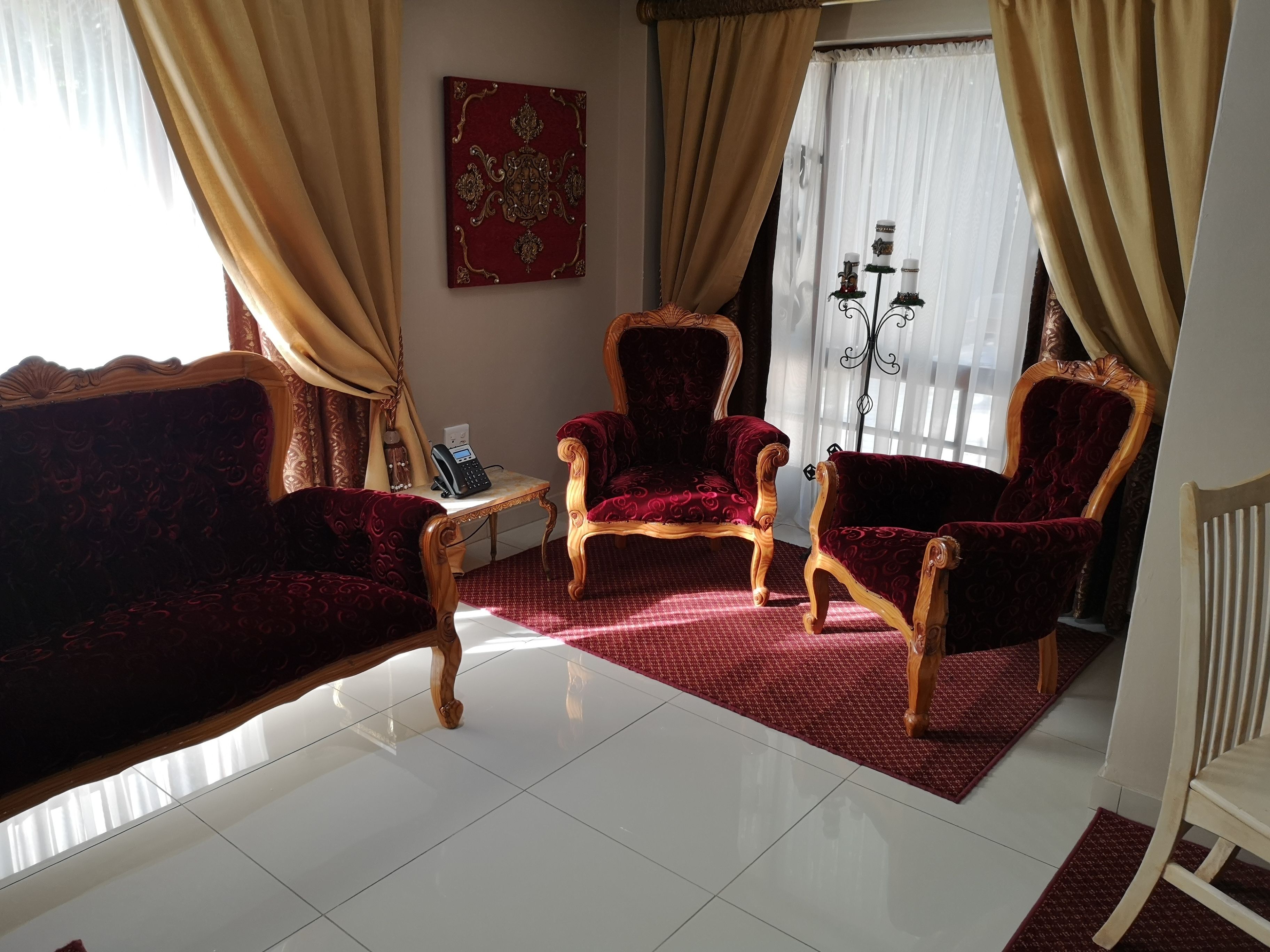 Suite Royal, baño privado | Caja de seguridad en la habitación y decoración personalizada 