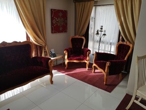 Royal Suite, Private Bathroom | In-room safe, individually decorated, individually furnished, desk - Excalibur Boutique Hotel (Rustenburg)