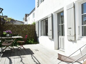 Outdoor dining - Charming House with Sunny Courtyard, 3 Bedrooms, Close to Beach, Ideal for Family Getaways (Les Portes-en-Ré)