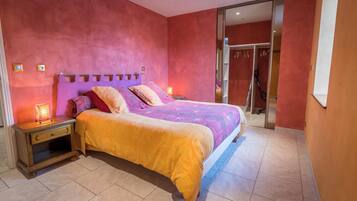 2 bedrooms, iron/ironing board, Internet