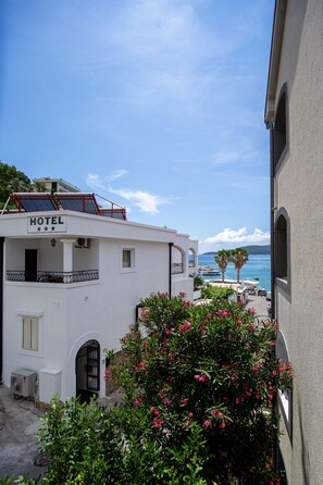 Standard-Studio, eingeschränkter Meerblick | Terrasse/Patio