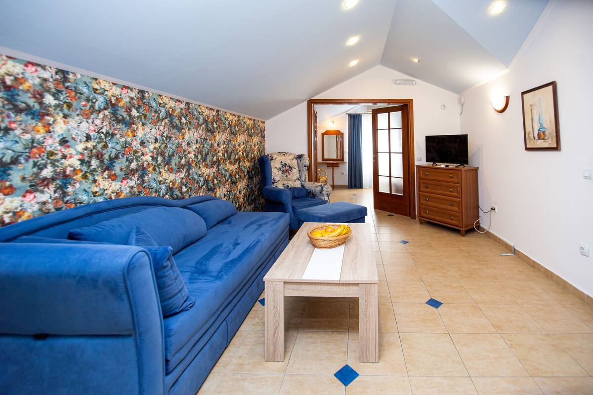 Appartement Supérieur, vue mer | Coin séjour | Télévision à écran plat