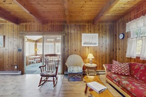 Televisión, reproductor de DVD y libros