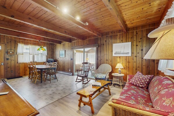 Televisión, reproductor de DVD y libros