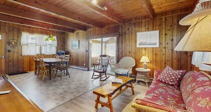 UUSI LUETTELO! Viehättävä mökki w / ulkotila, täydellinen keittiö - minuutin päässä rannalta