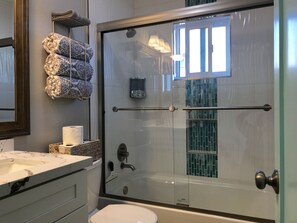 Combined shower/bathtub, hair dryer, towels, soap - Beachfront Bliss! Book your 2026 vacation today! (San Diego)