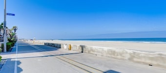 Beachfront Bliss! Book your 2025 vacation today!