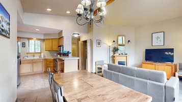 Een televisie, een open haard, een dvd-speler en tafelvoetbal