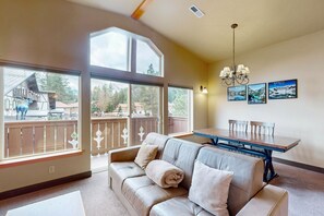 Een televisie, een open haard, een dvd-speler en tafelvoetbal