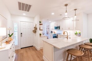 冰箱、微波炉、烤箱、炉灶