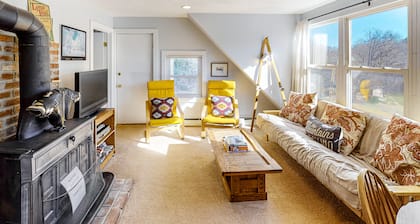 Renovated condo, walk to dining, on bus route to ski slopes