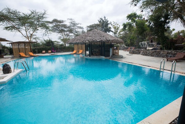 Ulkouima-allas avoinna 9.00–17.30, aurinkotuoleja