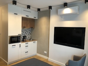 Departamento Deluxe (4) | Cocina privada | Refrigerador con congelador, microondas y parrilla de estufa 