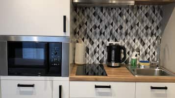 Full-sized fridge, microwave, stovetop, dishwasher