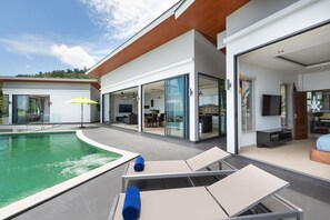 Outdoor pool, pool umbrellas, pool loungers - Villa Victoria (Koh Samui)