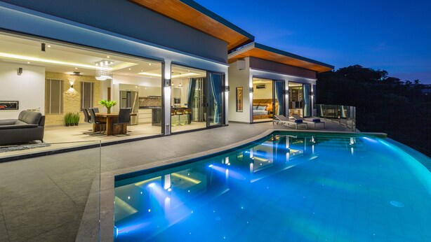 A modern house with a swimming pool, large glass doors, and a dining area. - Villa Victoria (Koh Samui)