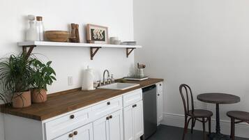 Apartment, 1 Queen Bed, Non Smoking | Iron/ironing board, free WiFi, bed sheets, wheelchair access