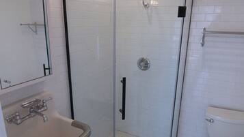 Appartement, 1 queensize bed, niet-roken | Badkamer met douche