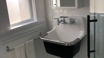 Apartment, 1 Queen Bed, Non Smoking | Bathroom | Combined shower/tub, towels
