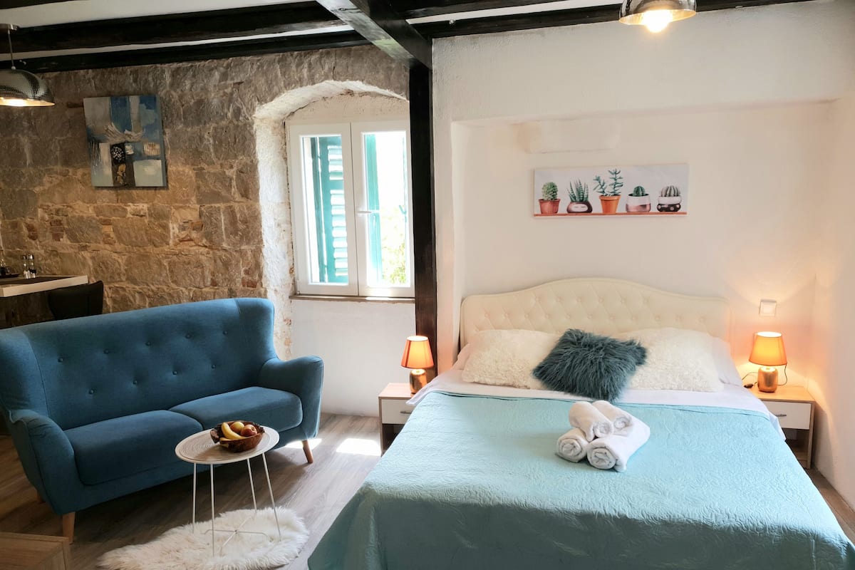 Deluxe Studio, 1 Queen Bed, Non Smoking, City View | Frette Italian sheets, premium bedding, down comforters, in-room safe